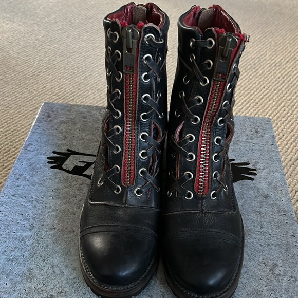 Freebird by Steven Ladies Distressed Leather Boot - Picture 2 of 13